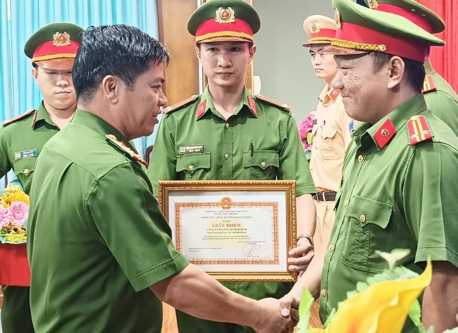 Đại tá Ngô Xuân Phú - Phó giám đốc Công an tỉnh Bình Dương (bìa trái) khen thưởng cho tập thể, cá nhân có thành tích trong vụ bắt giữ các đối tượng trộm chó