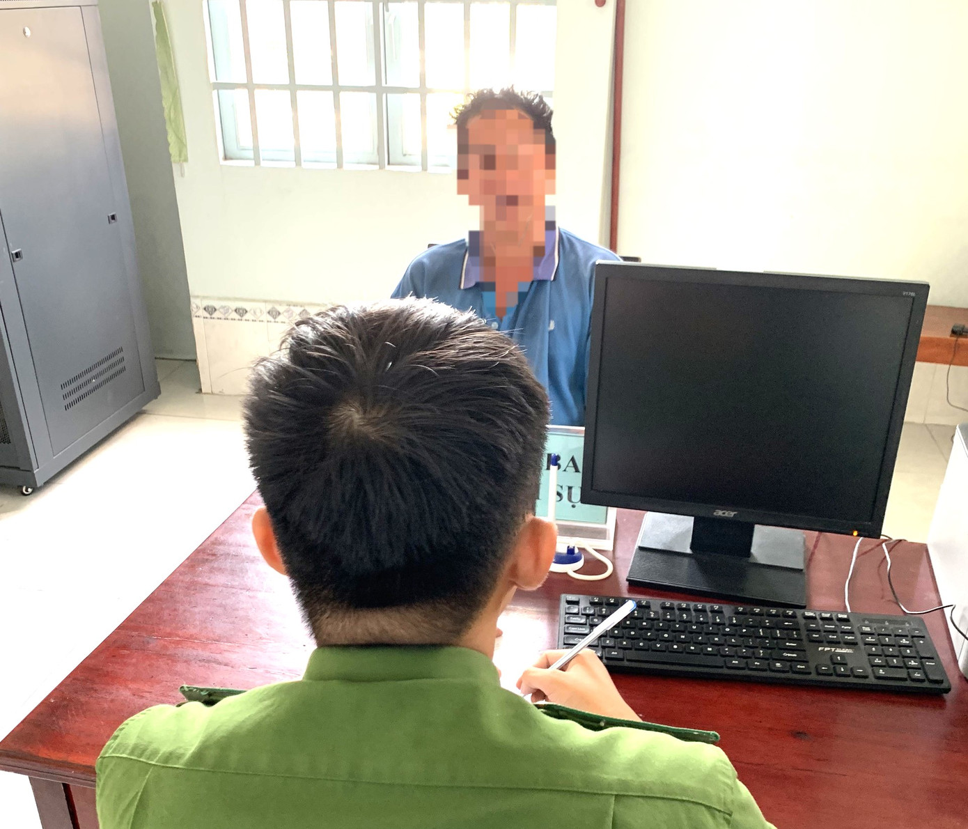 Công an làm việc với tài xế xe container