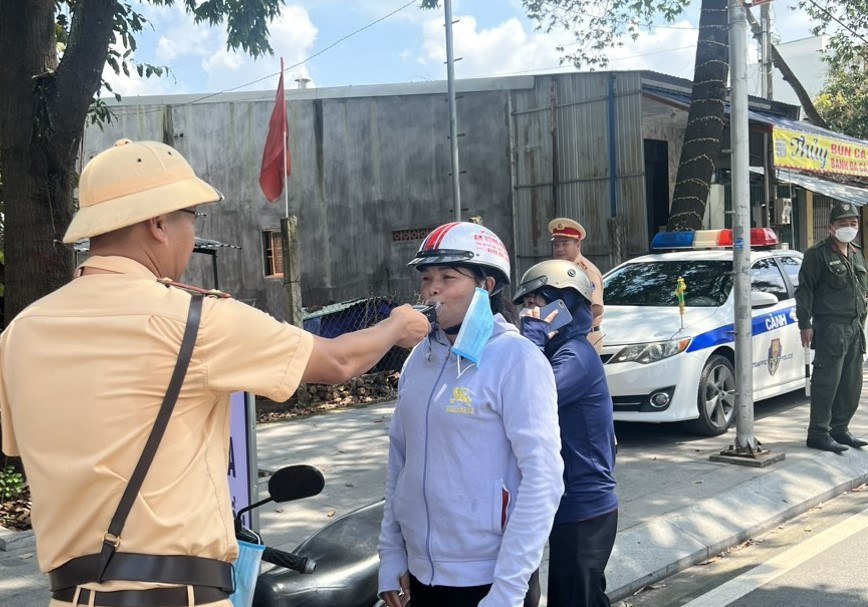 Công an tỉnh Bình Dương phối hợp Cục Cảnh sát giao thông tiến hành kiểm tra nồng độ cồn, ma túy người điều khiển phương tiện tham gia giao thông Công an tỉnh Bình Dương phối hợp Cục Cảnh sát giao thông tiến hành kiểm tra nồng độ cồn, ma túy người điều khiển phương tiện tham gia giao thông
