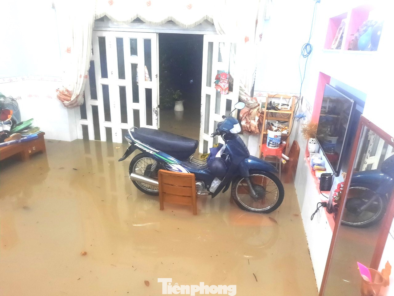 Lãnh đạo UBND TP.Thuận An cho biết, từ đêm 15/10, địa phương đã chỉ đạo các lực lượng vào cuộc hỗ trợ người dân.