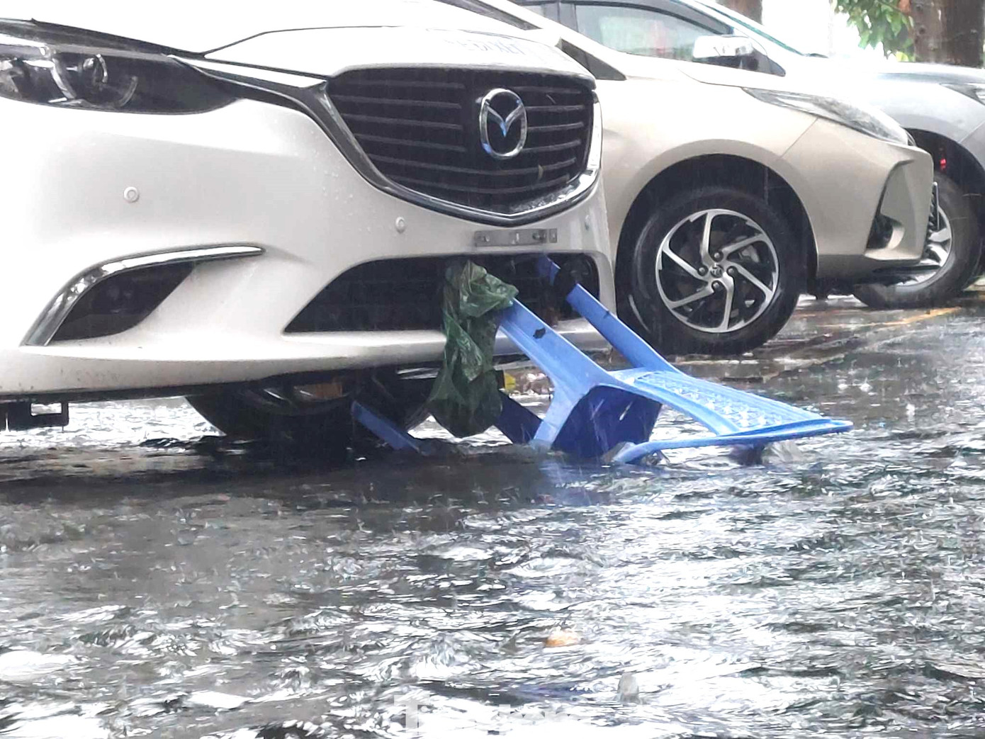 Nước chảy thành dòng, cuốn trôi ghế trong quán cà phê Nước chảy thành dòng, cuốn trôi ghế trong quán cà phê