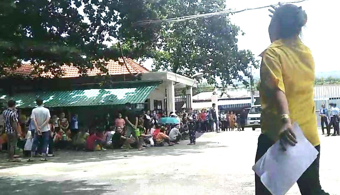 Công nhân phản đối việc công ty cho nghỉ việc 1 tháng Công nhân phản đối việc công ty cho nghỉ việc 1 tháng