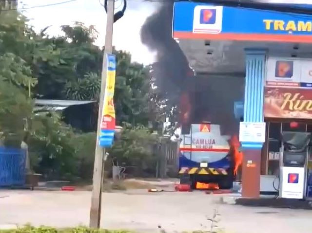 Xe bồn bốc cháy dữ dội tại cửa hàng xăng dầu bên quốc lộ 13 ảnh 1 Xe bồn bốc cháy dữ dội tại cửa hàng xăng dầu bên quốc lộ 13 ảnh 1