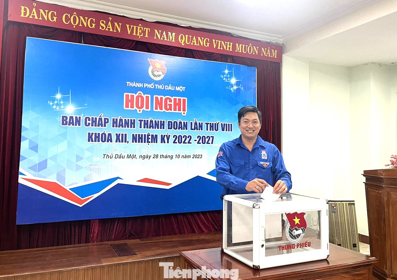 Hội nghị tiến hành bỏ phiếu bầu kiện toàn chức danh Phó Bí thư Thành Đoàn Thủ Dầu Một. Hội nghị tiến hành bỏ phiếu bầu kiện toàn chức danh Phó Bí thư Thành Đoàn Thủ Dầu Một.