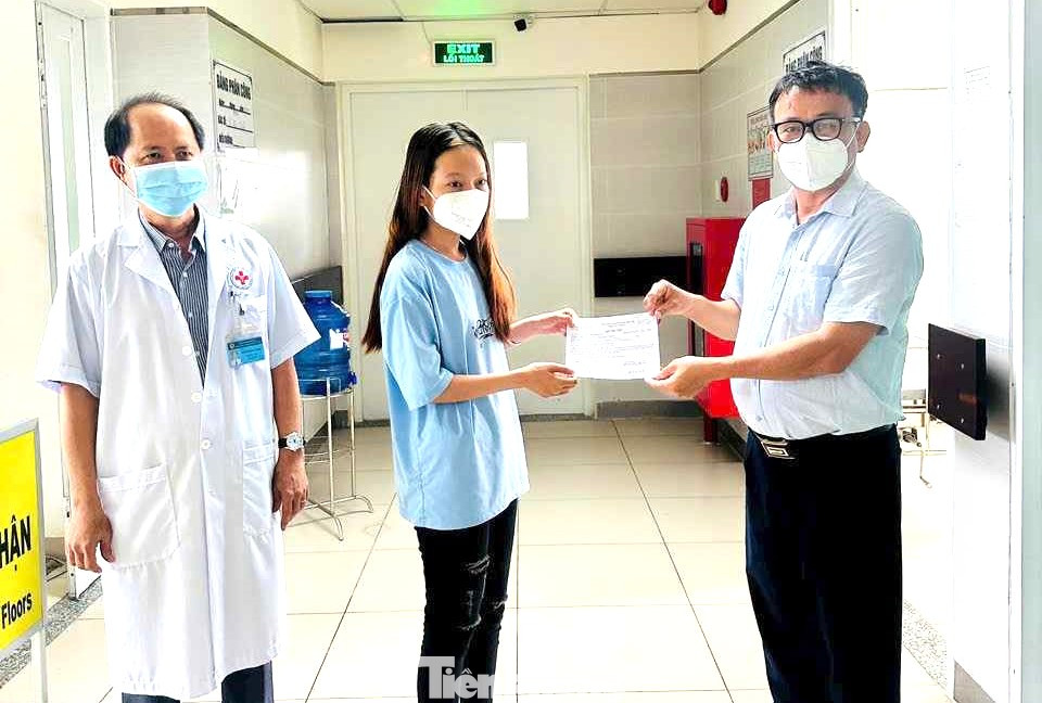 Phó giám đốc Sở Y tế Bình Dương Huỳnh Minh Chín (bìa phải) trao giấy xuất viện cho bệnh nhân