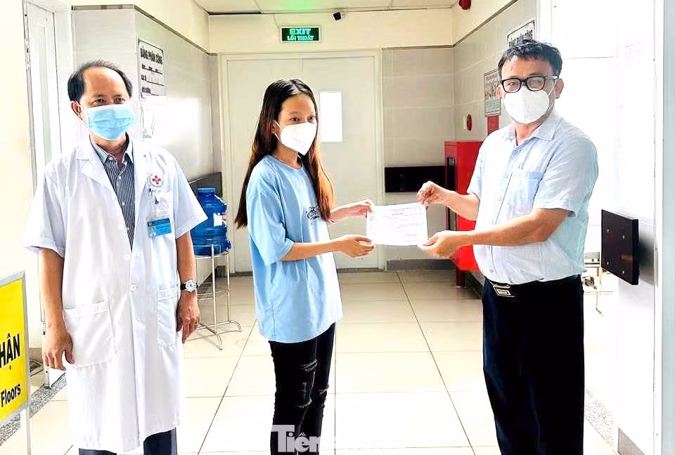 Phó giám đốc Sở Y tế Bình Dương Huỳnh Minh Chín (bìa phải) trao giấy xuất viện cho bệnh nhân