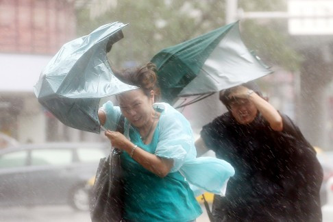 [Ảnh] Siêu bão Dujuan đổ bộ vào Đài Loan làm 300 người thương vong ảnh 2