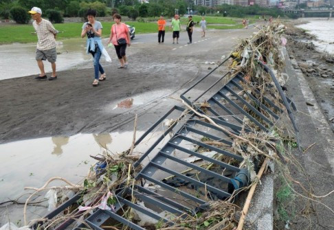[Ảnh] Siêu bão Dujuan đổ bộ vào Đài Loan làm 300 người thương vong ảnh 3