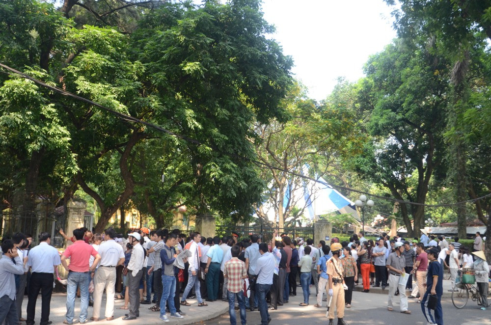 Người dân vẫn đứng kín trước cổng nhà Đại tướng