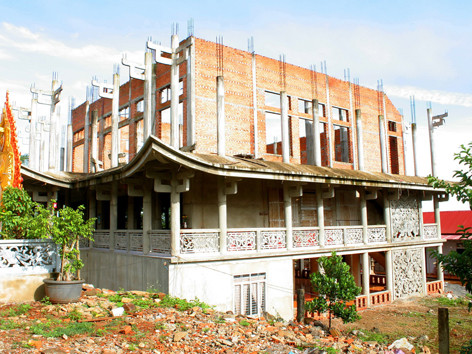 Toà chánh điện dở dang. Ảnh: NGỌC DUYÊN. Toà chánh điện dở dang. Ảnh: NGỌC DUYÊN