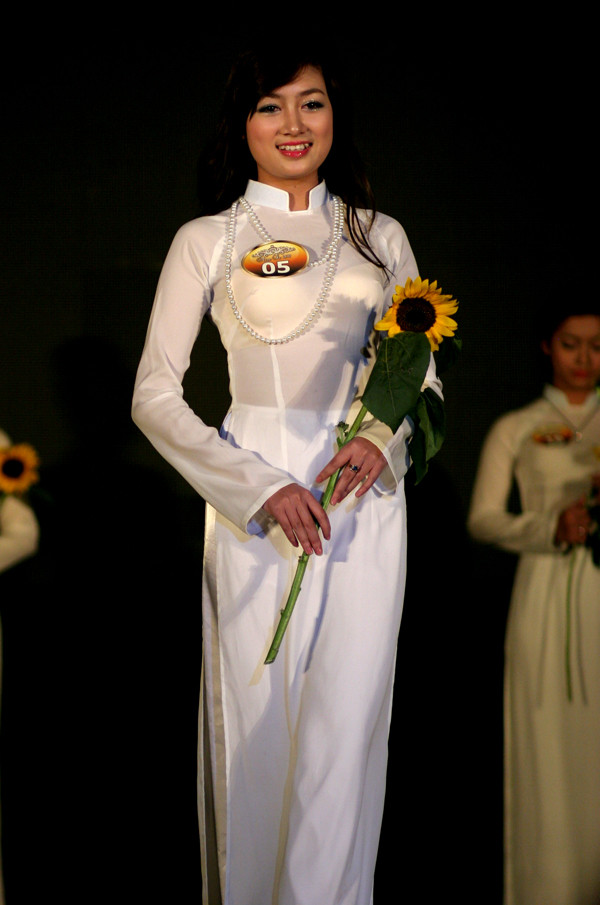 Trắng trong tà áo dài