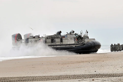 Đổ bộ bằng tầu cao tốc chạy trên đệm khí. Đổ bộ bằng tầu cao tốc chạy trên đệm khí