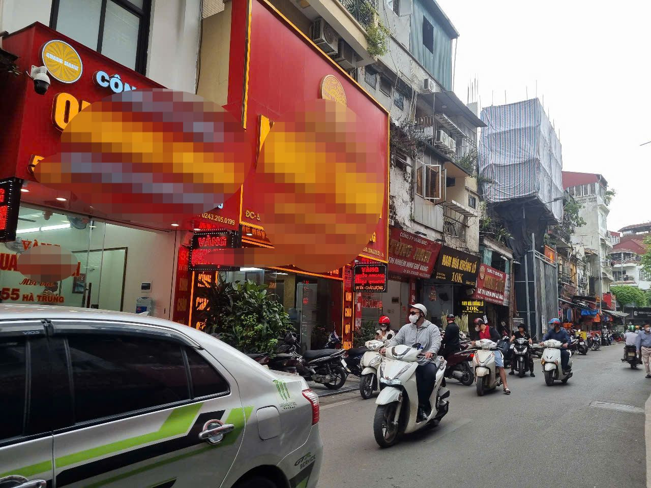 Phố Hà Trung, nhộn nhịp mua - bán USD chiều 10/4 (ảnh: PV).