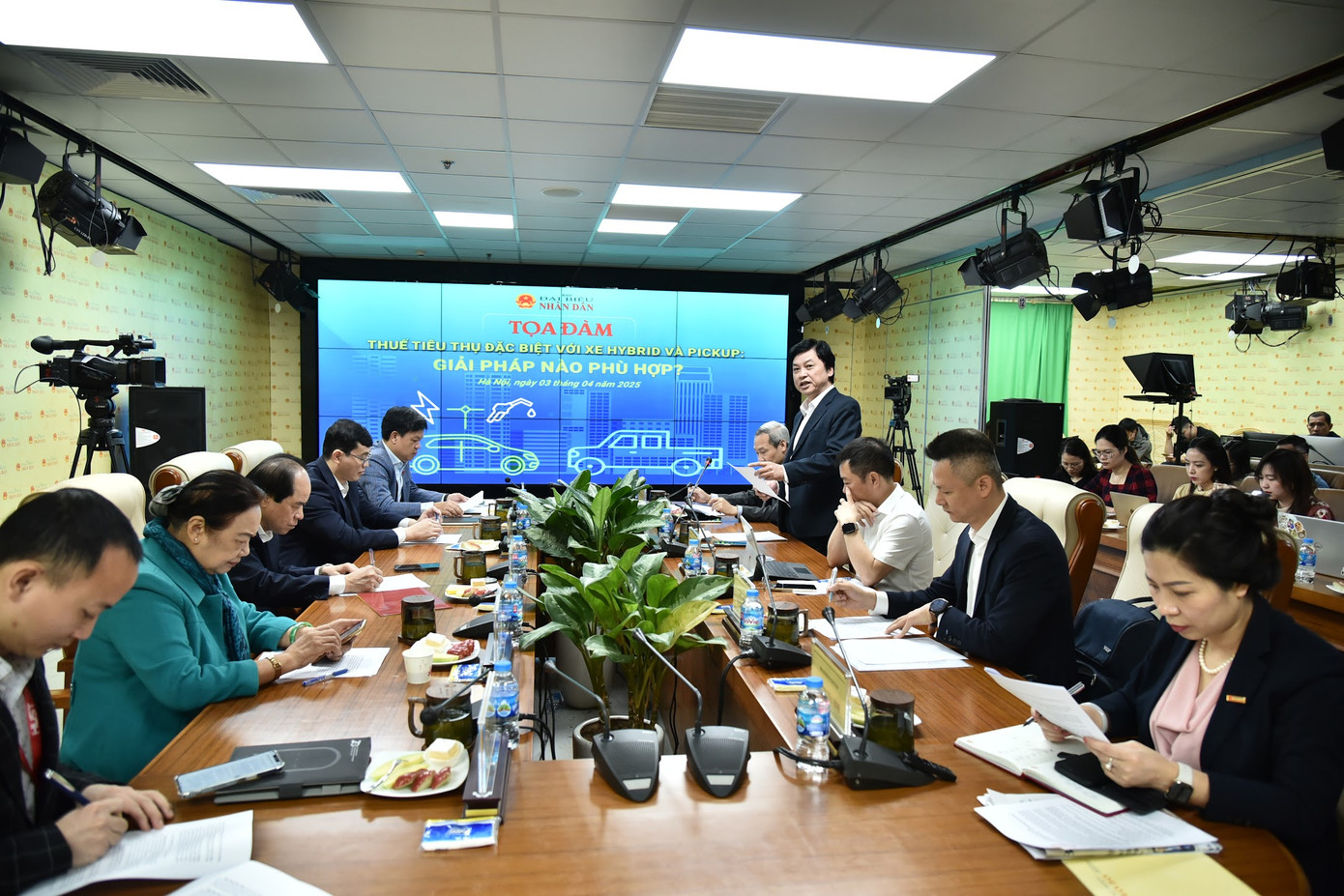 Toàn cảnh toạ đàm sáng 3/4.