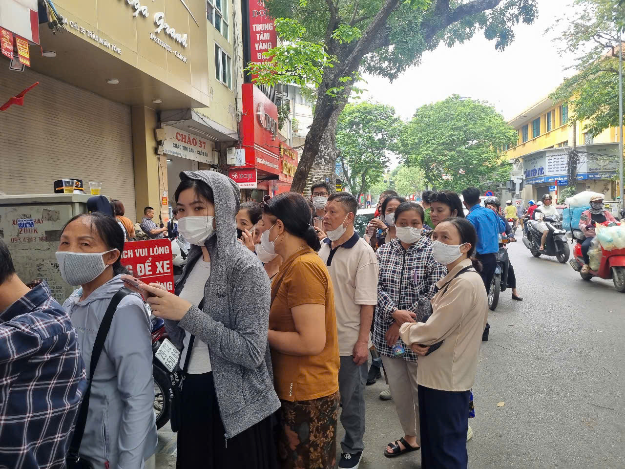 Người dân xếp hàng tràn xuống lòng đường trên phố Trần Nhân Tông (Hai Bà Trưng, Hà Nội) sáng 21/4.