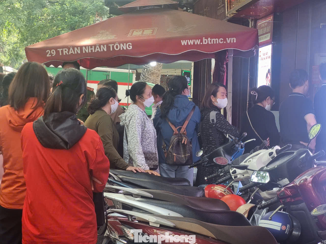 Người dân xếp hàng trên phố vàng Trần Nhân Tông (Hà Nội).