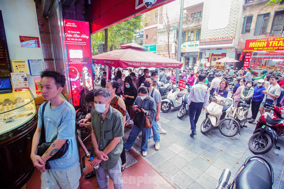 Dân xếp hàng dài mua 1 chỉ vàng ngày giá vàng nhẫn lên cao nhất 119,5 triệu đồng/lượng (ảnh: Duy Phạm).