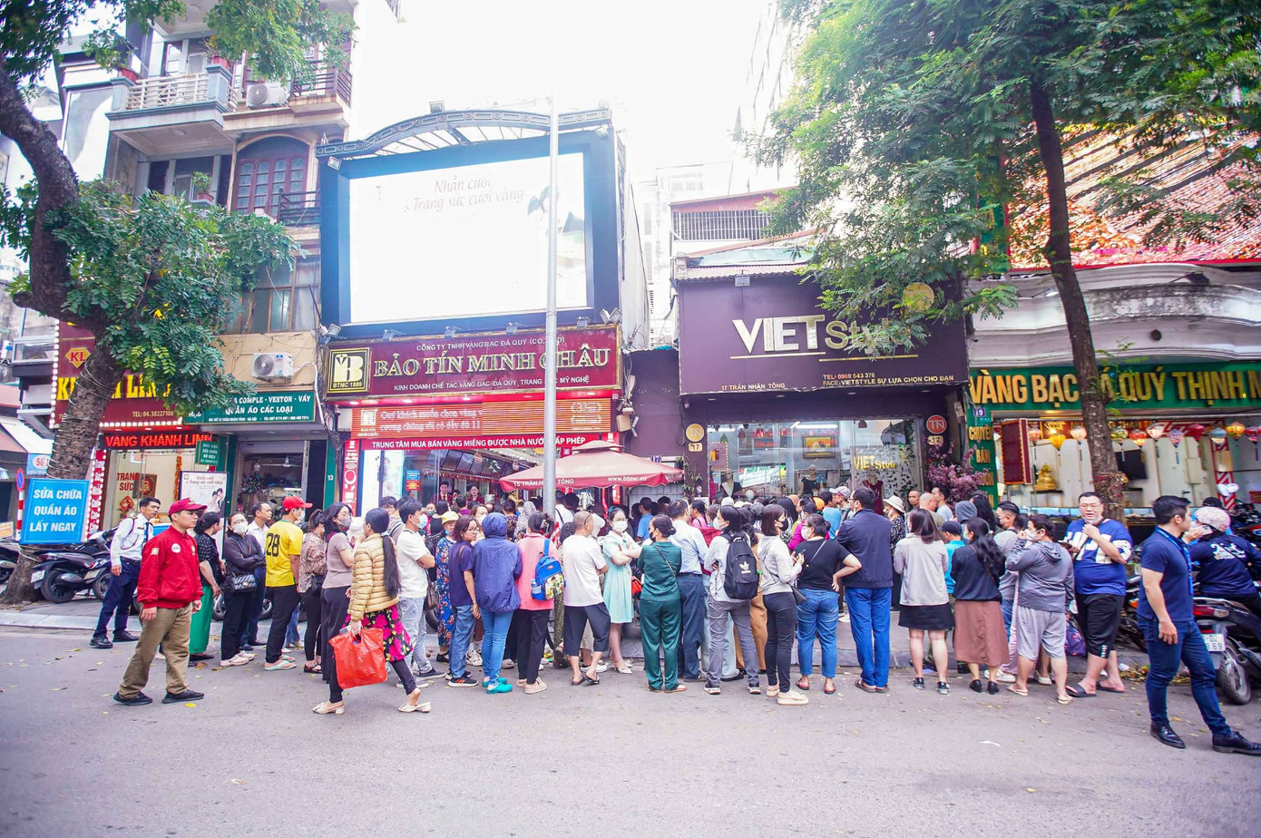 Người dân xếp hàng mua vàng khi giá lên tới 120 triệu đồng/lượng (ảnh: Duy Phạm).