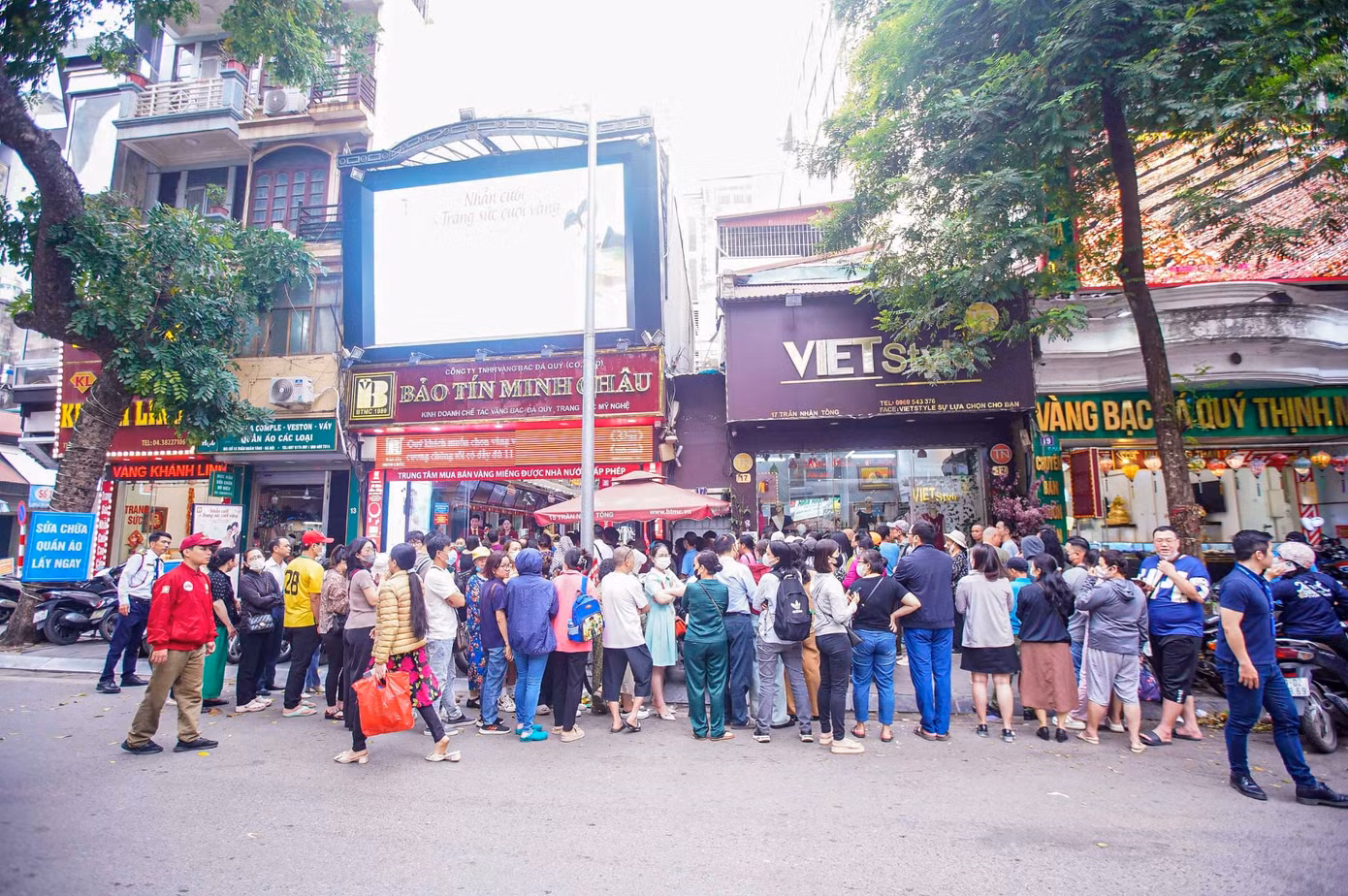 Người dân xếp hàng mua vàng khi giá lên tới 120 triệu đồng/lượng (ảnh: Duy Phạm). Người dân xếp hàng mua vàng khi giá lên tới 120 triệu đồng/lượng (ảnh: Duy Phạm).