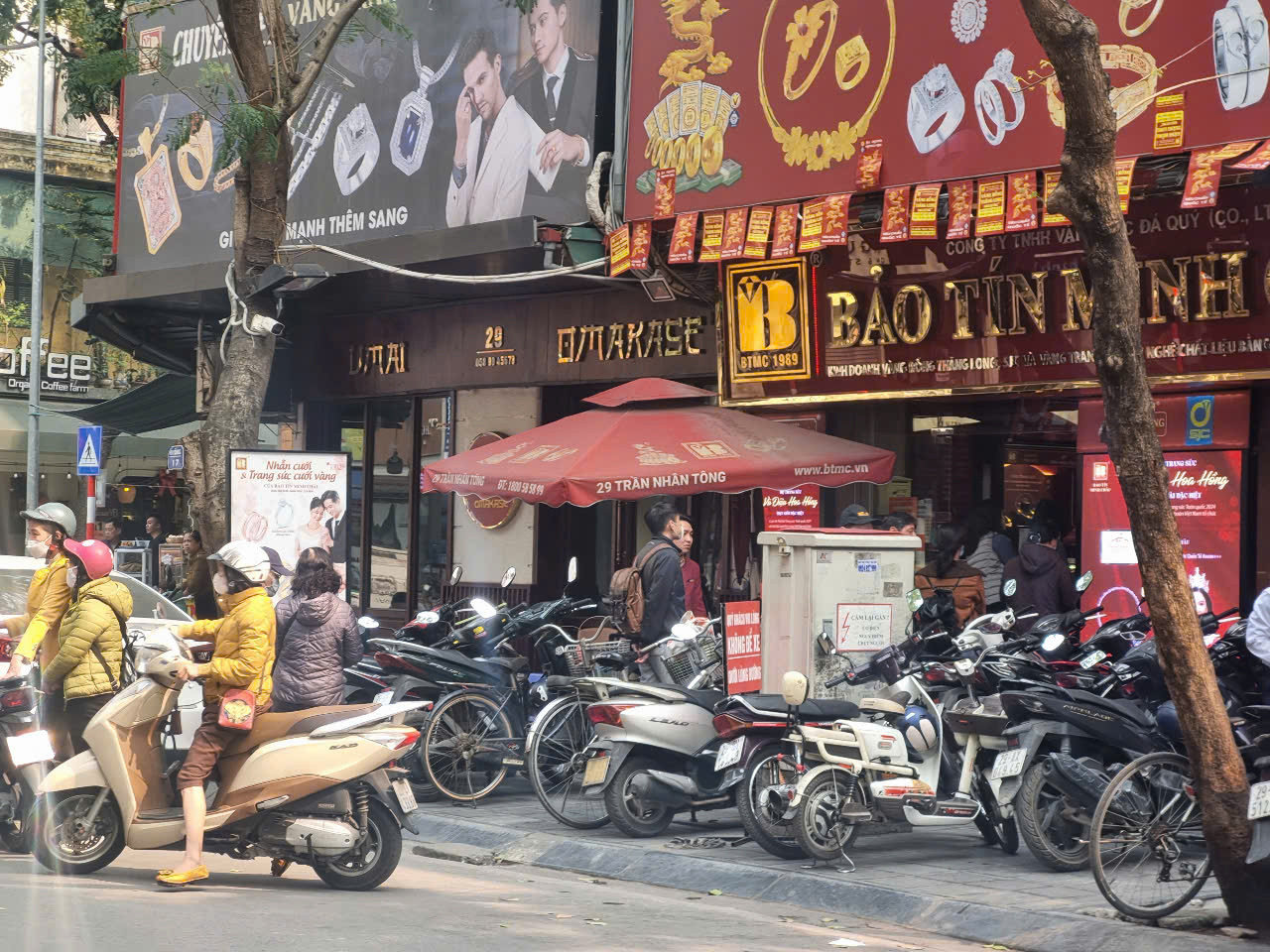 Người dân đến chốt lời tại cửa hàng vàng trên phố Trần Nhân Tông (Hà Nội) thay vì mua vào trong ngày 1/4 khi giá vàng vượt ngưỡng 102 triệu đồng/lượng (ảnh: N.M).