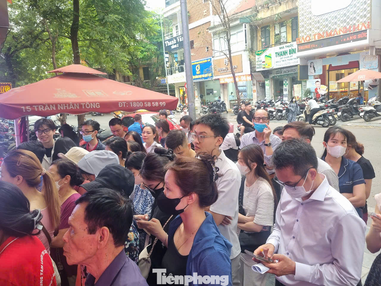Người dân vẫn xếp hàng dài trên phố Trần Nhân Tông (Hai Bà Trưng, Hà Nội) để mua 1 - 2 chỉ vàng ngày 25/4 (ảnh: N.M).