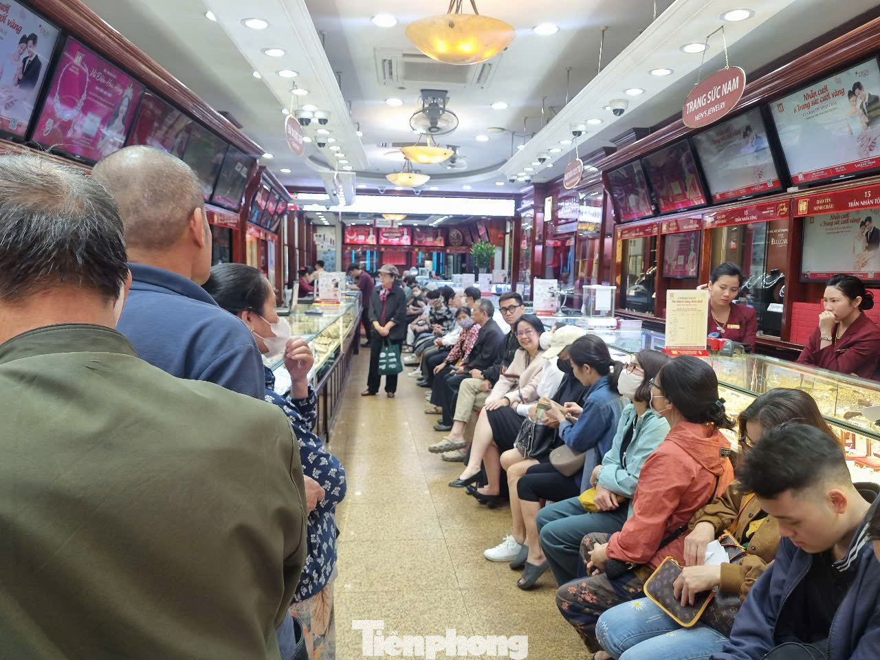 Người dân xếp hàng mua 1 chỉ sáng 15/4 tại cửa hàng vàng trên phố Trần Nhân Tông - Hai Bà Trưng, Hà Nội (ảnh: N.M).