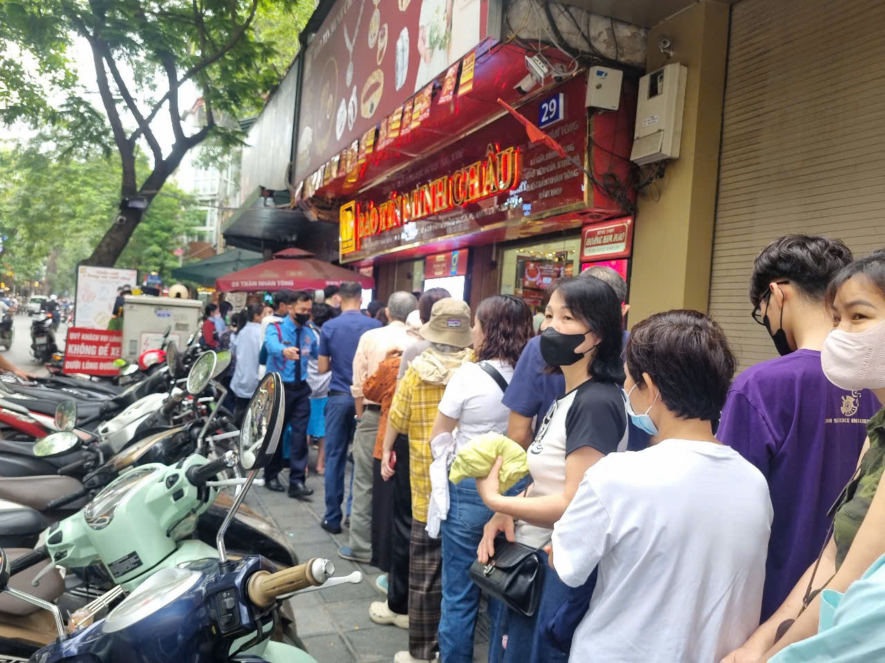 Nhiều người cãi nhau vì xếp cả tiếng đồng hồ nhưng cửa hàng thông báo ngừng nhận khách.