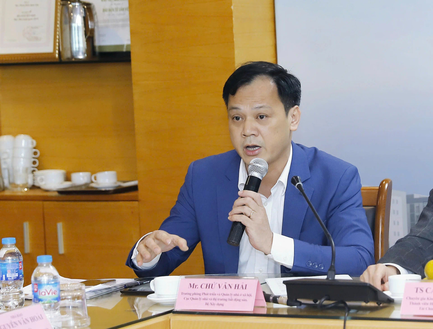 Ông Chử Văn Hải - Trưởng phòng Phát triển và Quản lý nhà ở xã hội - Cục Quản lý nhà và thị trường bất động sản - Bộ Xây dựng. Ông Chử Văn Hải - Trưởng phòng Phát triển và Quản lý nhà ở xã hội - Cục Quản lý nhà và thị trường bất động sản - Bộ Xây dựng.