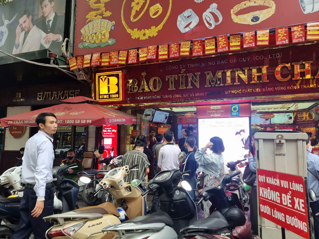 Nhiều người xếp hàng chốt lời vàng trong sáng 11/4 (ảnh: N.M).