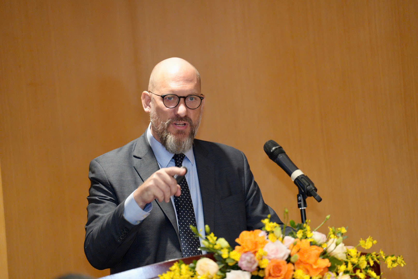 Ông Richard D. McClellan - cố vấn độc lập chuyên về chính sách kinh tế, phát triển khu vực tài chính và chiến lược đầu tư. Ông Richard D. McClellan - cố vấn độc lập chuyên về chính sách kinh tế, phát triển khu vực tài chính và chiến lược đầu tư.