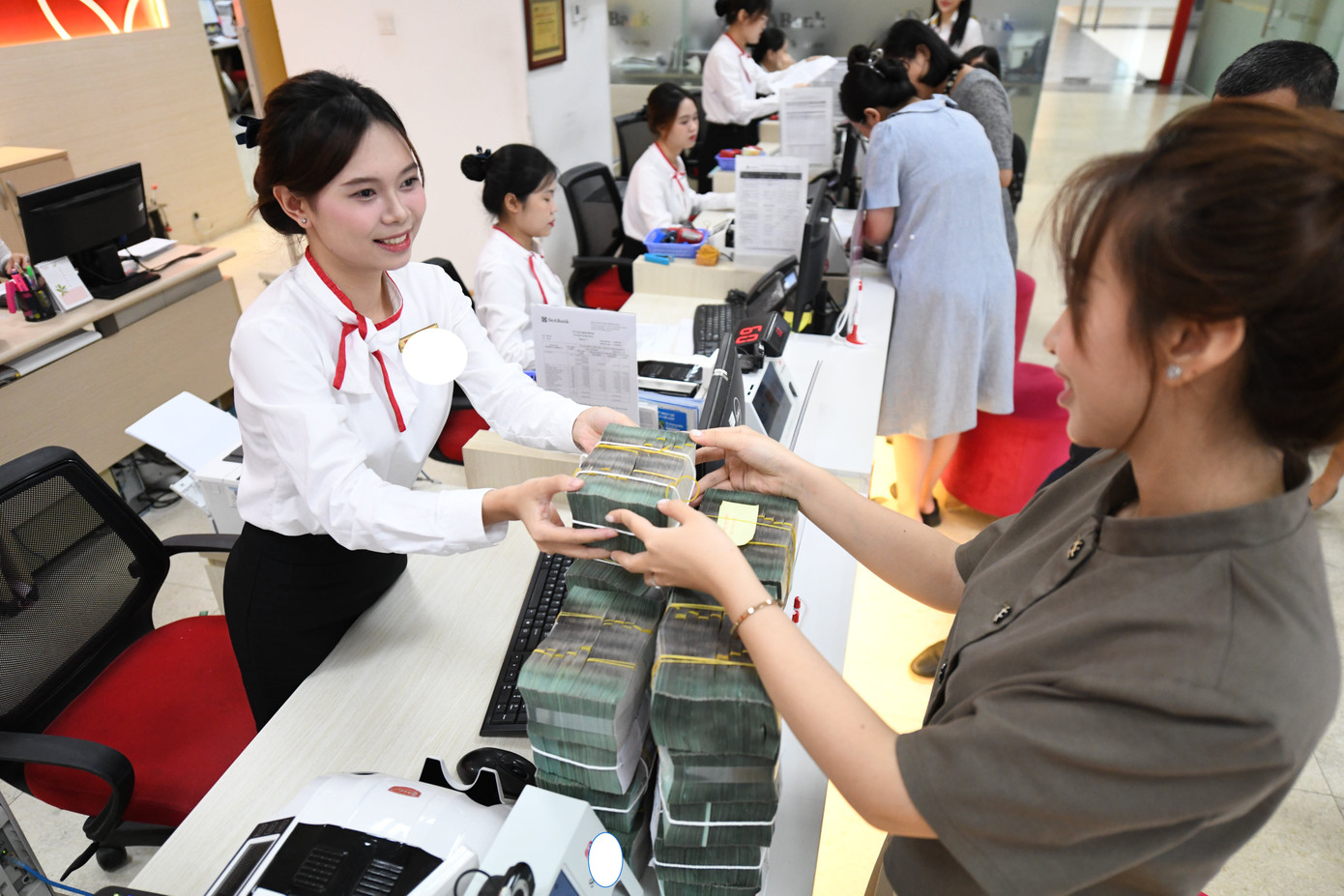 Nhiều ngân hàng giảm lãi suất huy động khiến dòng tiền chạy khỏi ngân hàng. Nhiều ngân hàng giảm lãi suất huy động khiến dòng tiền chạy khỏi ngân hàng.