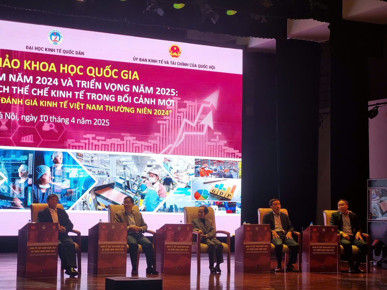 Các chuyên gia tại hội thảo ngày 10/4. Các chuyên gia tại hội thảo ngày 10/4.