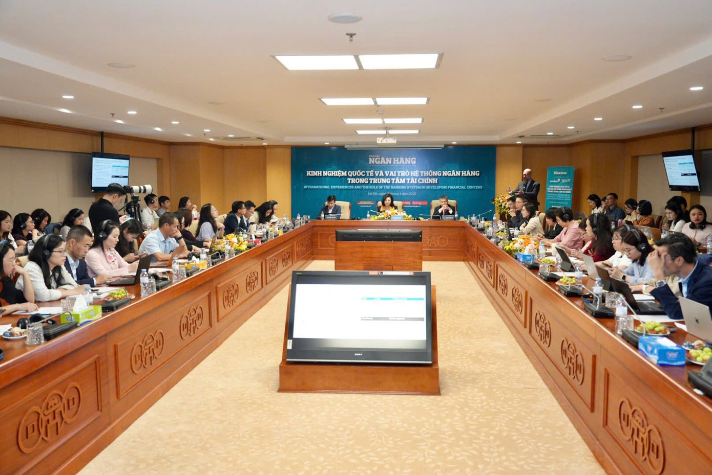 Toàn cảnh toạ đàm ngày 16/4. Toàn cảnh toạ đàm ngày 16/4.