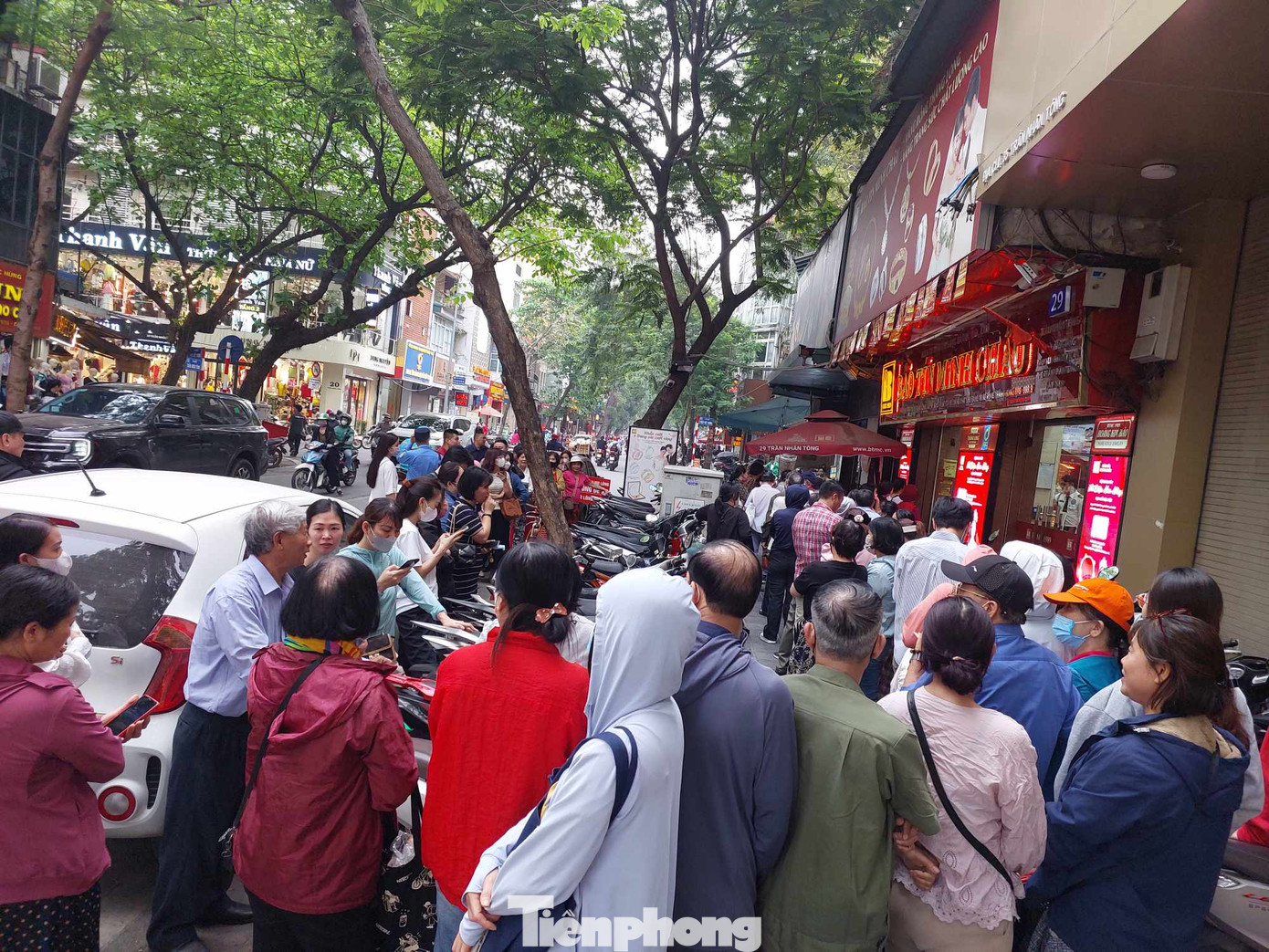 Người dân xếp hàng trên phố vàng Trần Nhân Tông (Hà Nội) sáng nay.