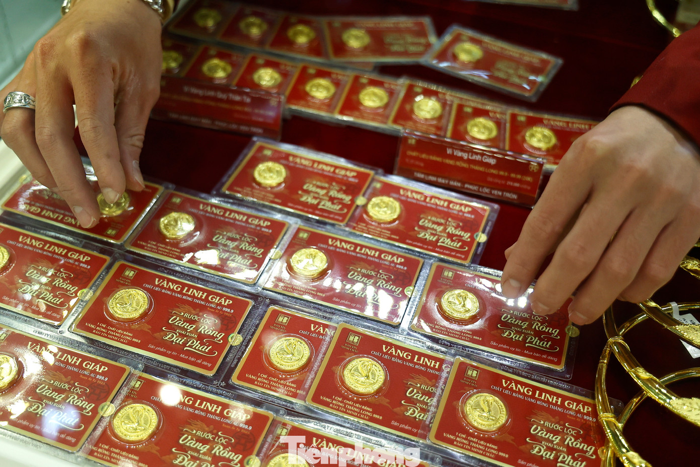 Giá vàng trong nước cao hơn giá vàng thế giới khoảng 13 - 14 triệu đồng/lượng. Giá vàng trong nước cao hơn giá vàng thế giới khoảng 13 - 14 triệu đồng/lượng.