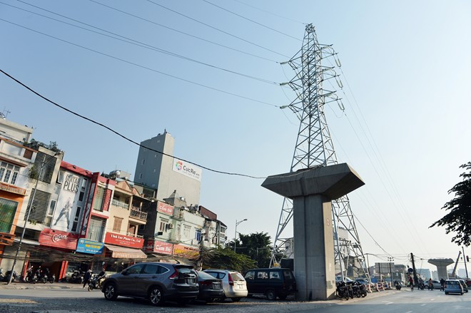 Bộ Giao thông Vận tải vừa đưa ra tiến độ chạy thử tàu điện Cát Linh - Hà Đông từ tháng 1/2015 và chính thức khai thác từ tháng 6/2015. Để đảm bảo tiến độ, các trụ cầu phải thi công xong vào tháng 6/2014 và lắp đặt xong ray vào tháng 9. Dự kiến các nhà ga phải hoàn thành vào cuối năm 2014. Tuy nhiên một hệ thống đường dây điện cao thế mới mọc lên cách đây vài tháng tại khu vực Hào Nam, gần ngã tư Đê La Thành khiến người dân không hiểu các nhà quy hoạch, quản lý đô thị đang gặp trục trặc gì mà bị chồng chéo trong xây dựng như vậy 