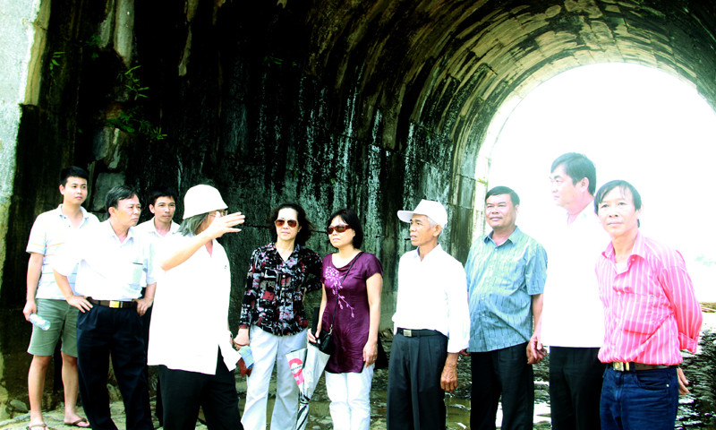 Ngày càng có nhiều du khách tới thăm quan công trình đá kỳ vĩ này