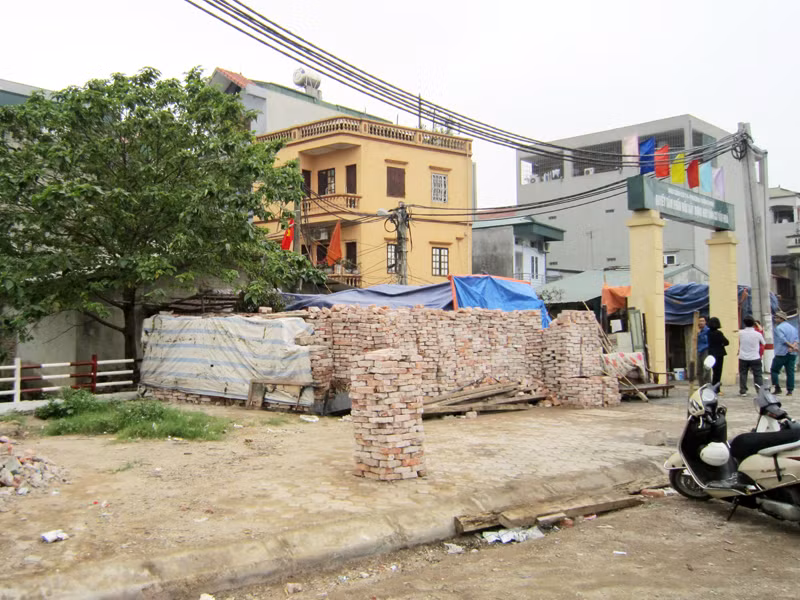 Ngôi nhà lụp xụp của chị Hương nằm ngay cạnh trạm biến áp, rất nguy hiểm