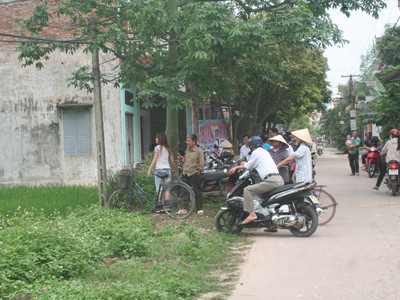 Người dân tò mò đứng ngoài xem lực lượng chức năng giải tỏa khu vực hang thần rắn