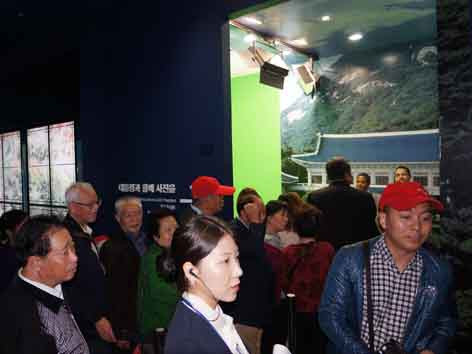 Xếp hàng chờ vào chụp ảnh ghép với Tổng thống