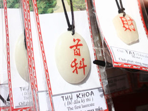 Chữ trên đồ lưu niệm cũng đắt khách không kém trên khuôn giấy đỏ