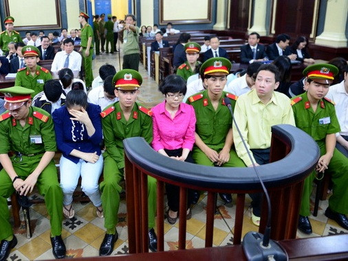 Huỳnh Thị Huyền Như (áo hồng) cùng các đồng phạm tại phiên tòa