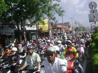 Số lượng phương tiện cá nhân phát triển chóng mặt là vấn đề nan giải mà TPHCM đang phải đối mặt