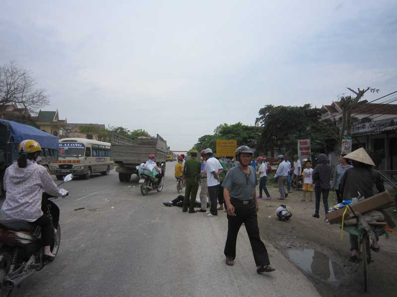 Hiện trường vụ tai nạn sau đó hơn 4 giờ tại Quỳnh Giang. Hiện trường vụ tai nạn sau đó hơn 4 giờ tại Quỳnh Giang