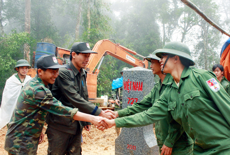 Bộ đội Việt - Lào chung niềm vui sau khi hoàn thành nhiệm vụ. Ảnh: N.T