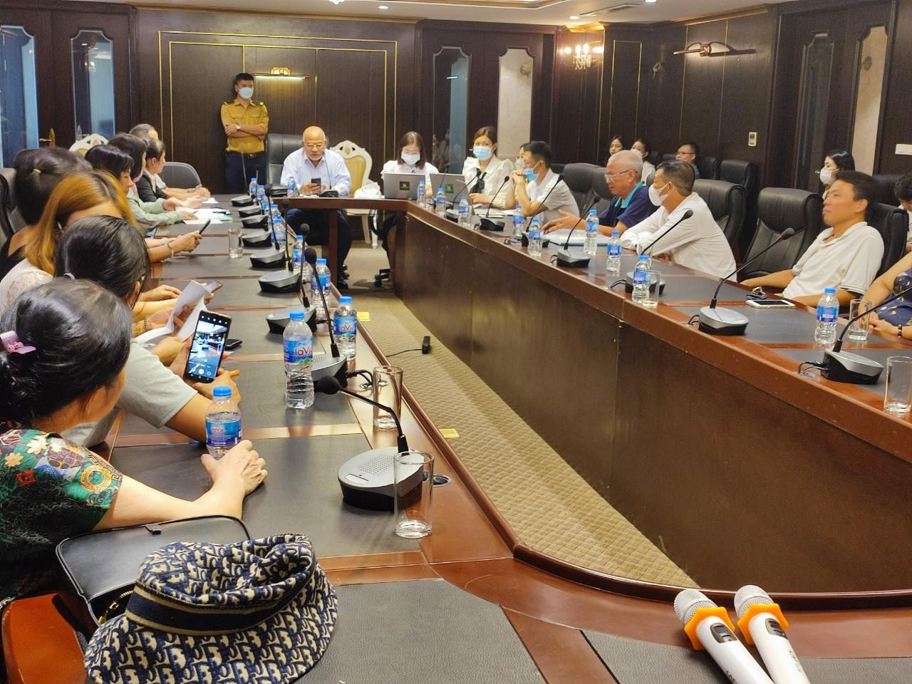 Nhà đầu tư họp với Tân Hoàng Minh chiều 13/7. Nhà đầu tư họp với Tân Hoàng Minh chiều 13/7.