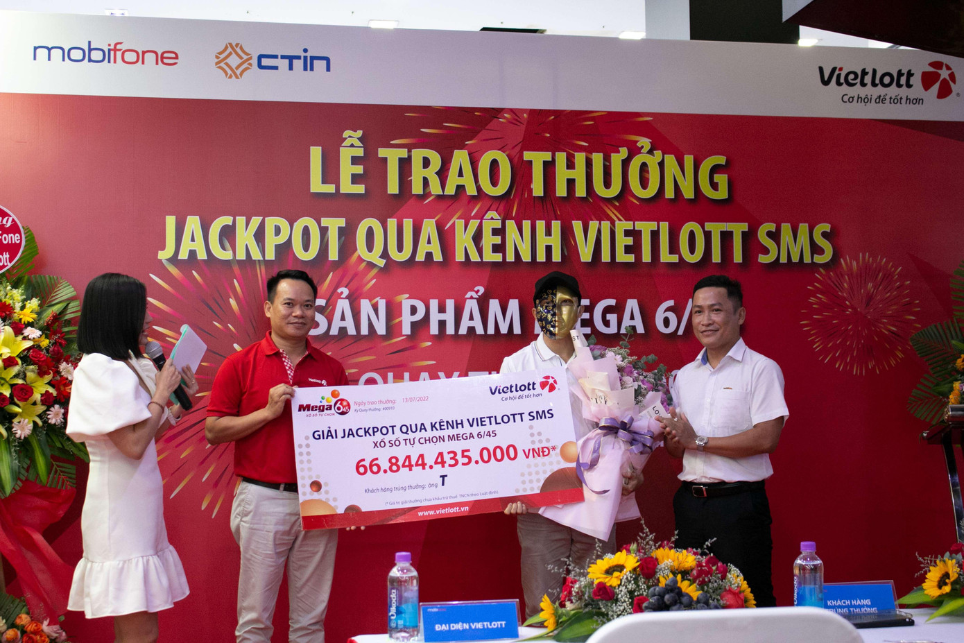 Vietlott trao giải Jackpot gần 67 tỉ đồng cho nhân viên văn phòng ở Bình Định - Ảnh: Vietlott