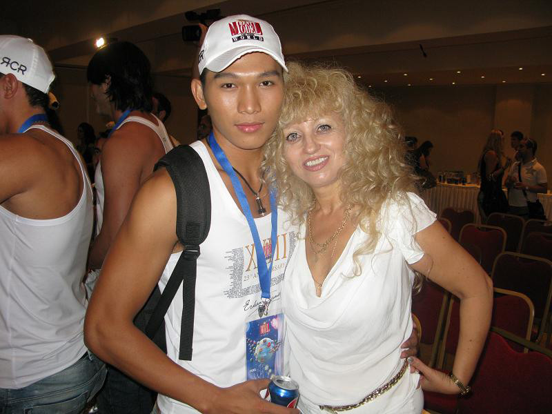 Ngọc Tình chụp ảnh cùng các thí sinh và một thành viên của Ban giám khảo