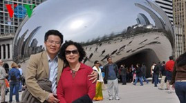 GS Ngô Bảo Châu và mẹ chụp tại Chicago, Hoa Kỳ