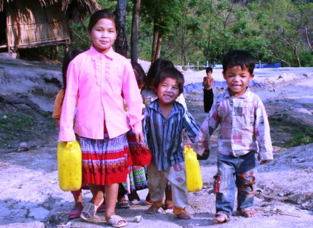 Công việc hàng ngày của Dợ là lấy nước, đi chợ, nấu cơm, giặt quần áo, tắm rửa… cho 5 em nhỏ